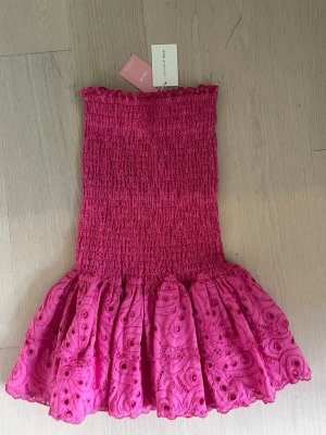 Rosa miniklänning ifrån design by amor  - Aldrig använd, lappar kvar, storlek S. Ny pris 699 kr