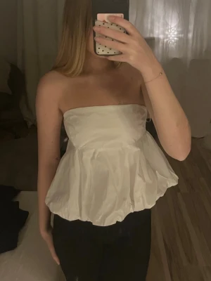 Peblumtopp  - Superfin vit topp utan ärmar från Bikbok. Nyskick. Storlek s🩷