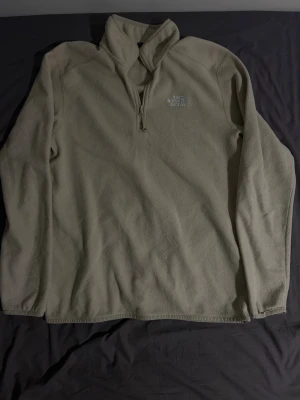 Beige fleece från The North Face - Säljer en beige fleece från The North Face i mycket bra skick. Klassisk quarter zip-modell som passar perfekt både till vardags och lager-på-lager under jacka. Säljer på grund av att den inte använts! Nypris 1200 kr 