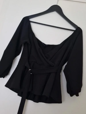 Boohoo svart off shoulder topp - Boohoo off shoulder topp. Storlek 44 eller 46 men passar 44. Som ny.