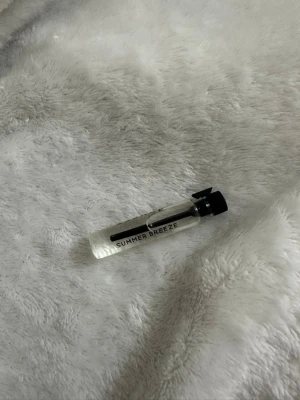 Parfymflaska med silverdetaljer essnce - Säljer en supermjuk och fluffig vit morgonrock i fleece. Perfekt att svepa in sig i efter duschen eller när man vill chilla hemma. Den har en klassisk form med långa ärmar och är gjord i ett härligt, varmt material.