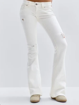 Vita bootcut jeans med slitningar - säljer dessa eftertracktade jeans då dom är för stora för mig. ganska säker att dom är slutsålda. kontakta för frågor och lämna gärna prisförslag💓