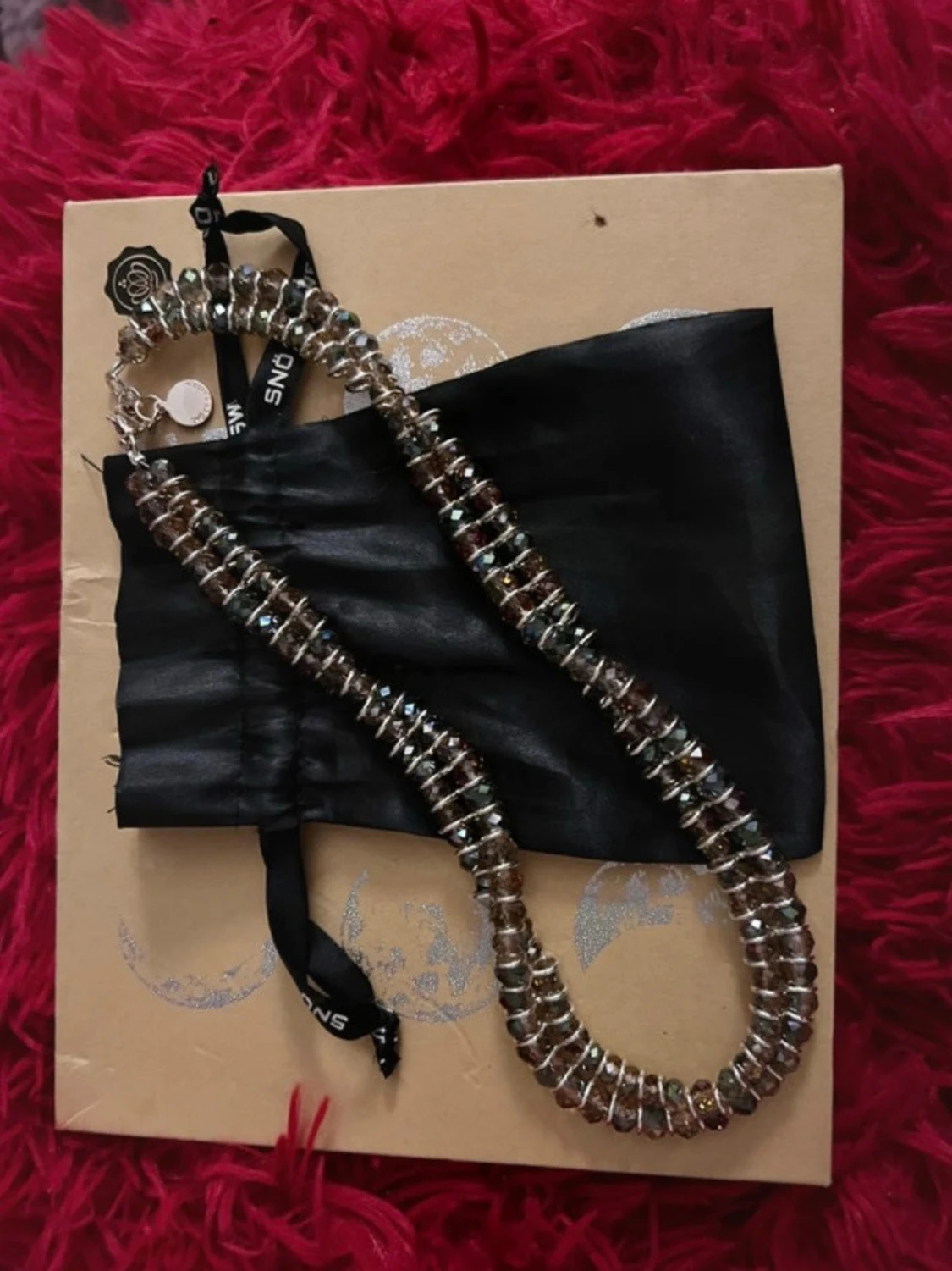 Glittrigt halsband med pärlor