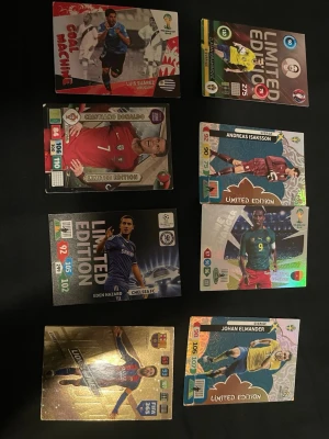 Panini Limited Edition fotbollskort - Säljer ett set med Panini Limited Edition fotbollskort med spelare som Cristiano Ronaldo, Luis Suárez, Eden Hazard, Andreas Isaksson och Johan Elmander. Korten är färgglada, rektangulära och har metallic-effekt. Perfekt för samlare och fans av internationell fotboll. Korten är old days och väldigt sällsynta. Säljer allt i ett set. 