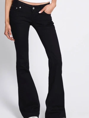 Svarta bootcut jeans lågmidjad   - Säljer dessa jeans från lager 157, jag har både Xs i FULL och SHORT så skriv privat vilken längd. Då dem ej kommer till användning, Original pris 400kr