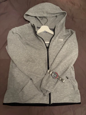 Grå zip hoodie Jack Jones - Snygg grå hoodie med dragkedja från Jack and Jones. Skick 8/10