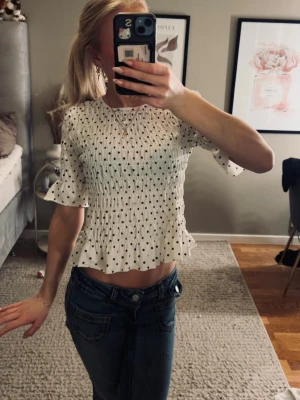 Söt prickig topp  - Jättesöt topp från Gina, storlek S men passar mig som har Xs🤍🖤