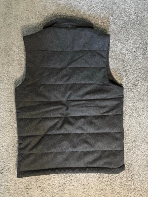 Mörkgrå fleeceväst från John Henric - Stilren mörkgrå fleeceväst från John Henric, den har magnet fickor och är perfekt till lite senare sommarkvällar. Nypris 1699kr: skick 10/10, säljer på grund av för liten.