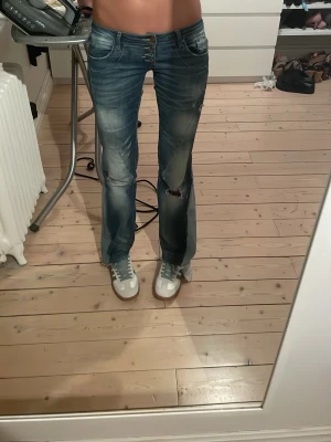 coola jeans - !INTRESSEKOLL! as coola snygga jeans som är utsydda.