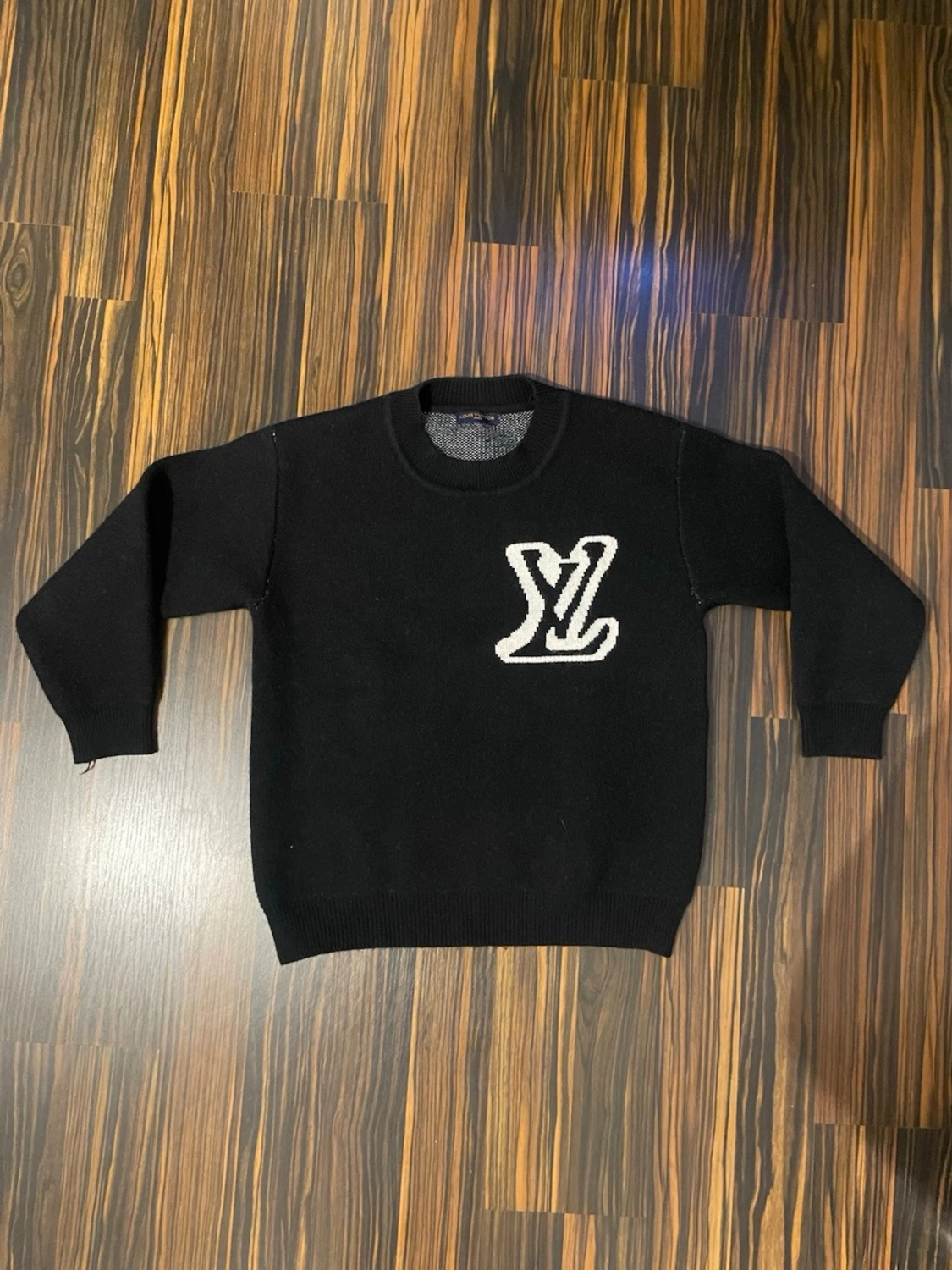 Stickad tröja i svart