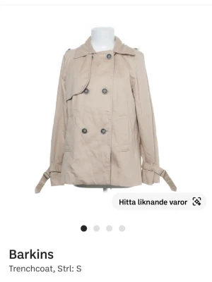 Beige trenchcoat från Barkins - Beige trenchcoat/tunn kappa med mycket fina deltajer och knappar🩷 knappt använd! 