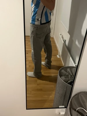 Grå jeans från Jack & Jones - Säljer ett par gråa jeans från Jack & Jones med rak passform och klassisk femficksdesign. Jeansen har en snygg tvättad look och är tillverkade i bomull. Perfekta för en avslappnad och trendig stil. Säljer dem för endast 250kr så de bara o höra av er :)