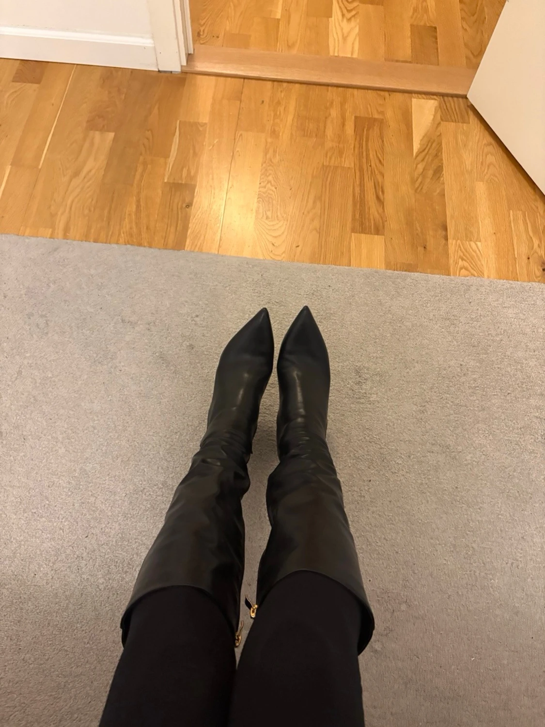 Svarta knähöga boots med spetsig tå - 1