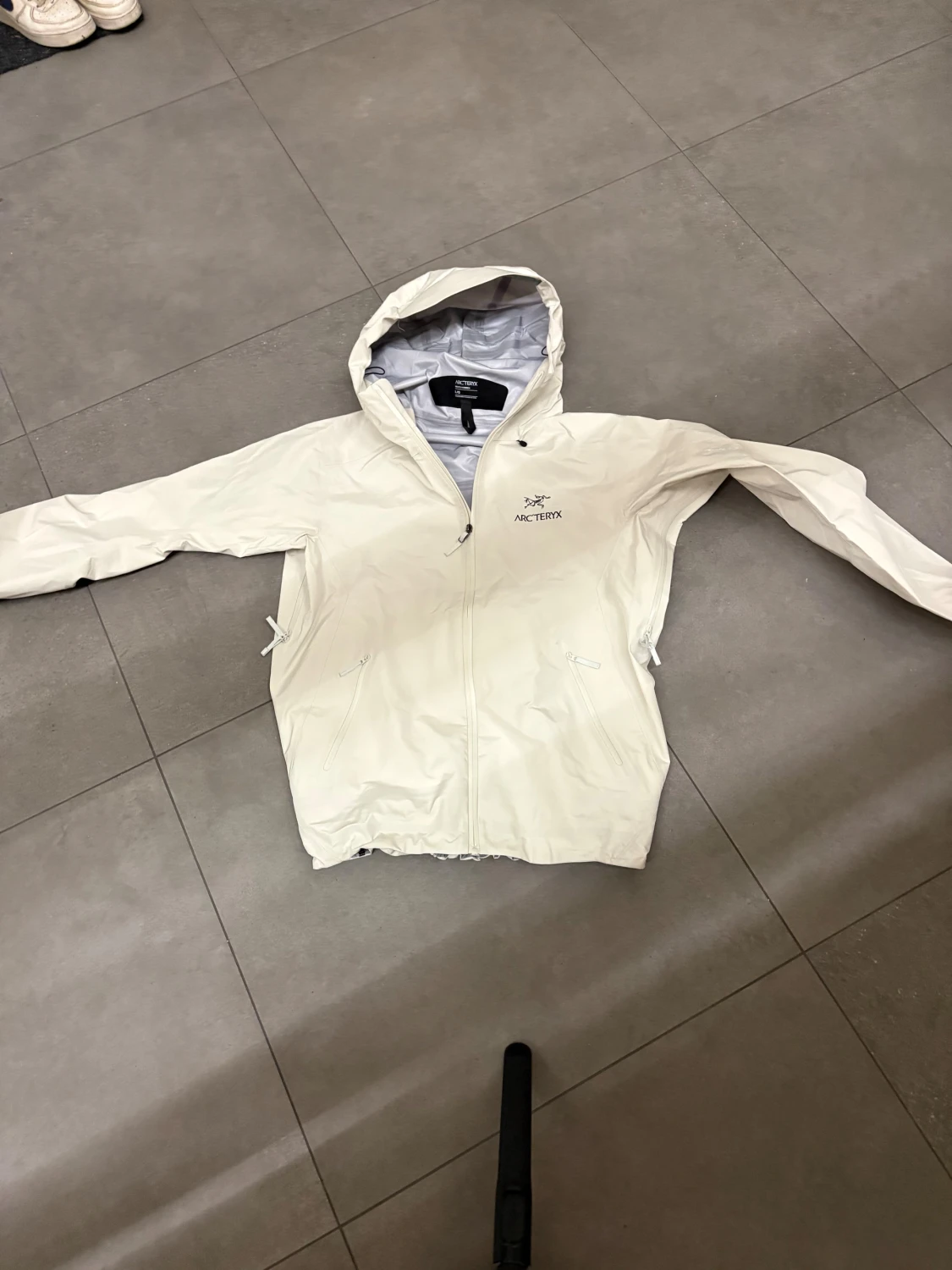 Vit Arc'teryx vindjacka med huva - 2