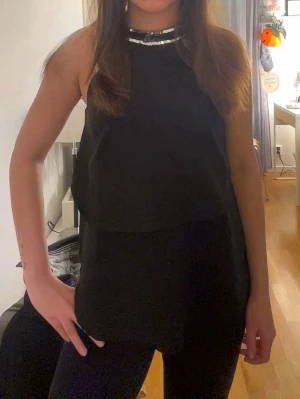 Svart ärmlös topp med pärldetalj - Säljer min Only topp i storlek xs med knytning bak,knappt använd💕