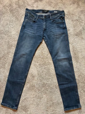 Replay Anbass - Replay Anbass – begagnade Replay Anbass jeans, storlek 32 Begagnade men i jättebra skick – inga fläckar, revor eller blekta delar. Använda cirka 10 gånger. Super snygga jeans med en riktigt snygg passgorm.