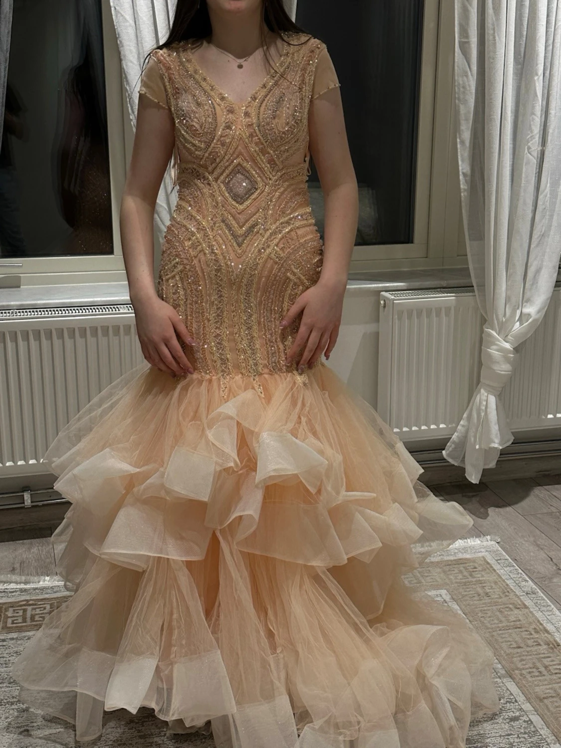 Champagnefärgad långklänning med volang - 1