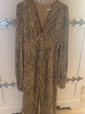 Adoore klänning  - Säljer min superfina adoore klänning då den ej kommer till användning! Använt en gång i gran Canaria. Super bra skick! Modell: Adoore Postiano (långa modellen) Strl 44 men väldigt liten i storlek!