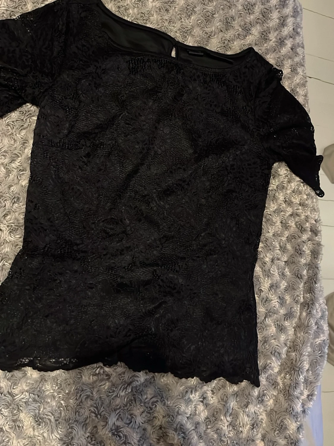 Svart spetsblus med trekvartsärm - 1
