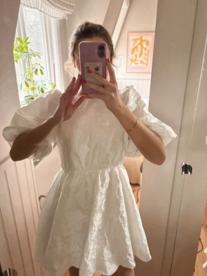 Student klänning - Super fin klänning perfekt till studenten! Nypris 2800 passar mig som vanligtvis är en S