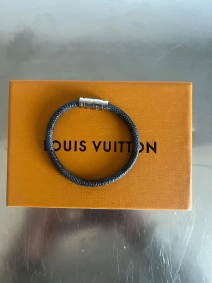Lv armband - Box ingår! Detta är ett unikt armband som passar för dig som vill lyfta upp din outfit och klä sig med stil 