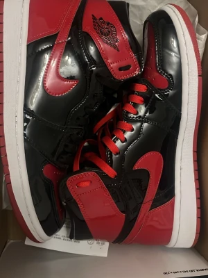 Jordan 1 Patent Bred - Jordan 1 Patent Bred, de är i jättebra skick och använda bara 2 gånger och de är kopior. Kolla min profil och köp alla 3 för 3100kr.