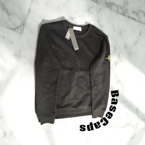 Svart Stone Island Tröja - Svart Stone Island Tröja i storlek S kan passa M. Helt ny Oanvänt.