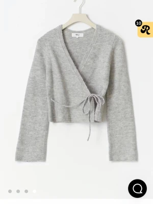 Grå kofta  - Säljer denna grå kofta från Gina, helt oanvänd men ej lappen kvar. Säljer då jag inte tyckte om den. Hör av er för fler bilder🩷