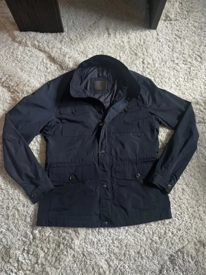 Massimo Dutti Marinblå Fieldjacket: S - Säljer en superfin marinblå fieldjacket ifrån Massimo Dutti. Jackan är lätt fodrad vilket gör den perfekt för våren. Den är i perfekt skick. Den är storlek M men sitter som S (Massimo är små i storlekarna) Hör av er vid yttligare frågor😊