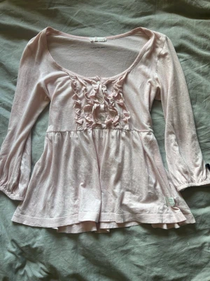 ODD MOLLY  - Jätte söt oddmolly tröja,sälja pga att jag  inte får så mycket användning av den.De finns ett pytte litet hål i mitten av tröjan(kom privat för bild)💕