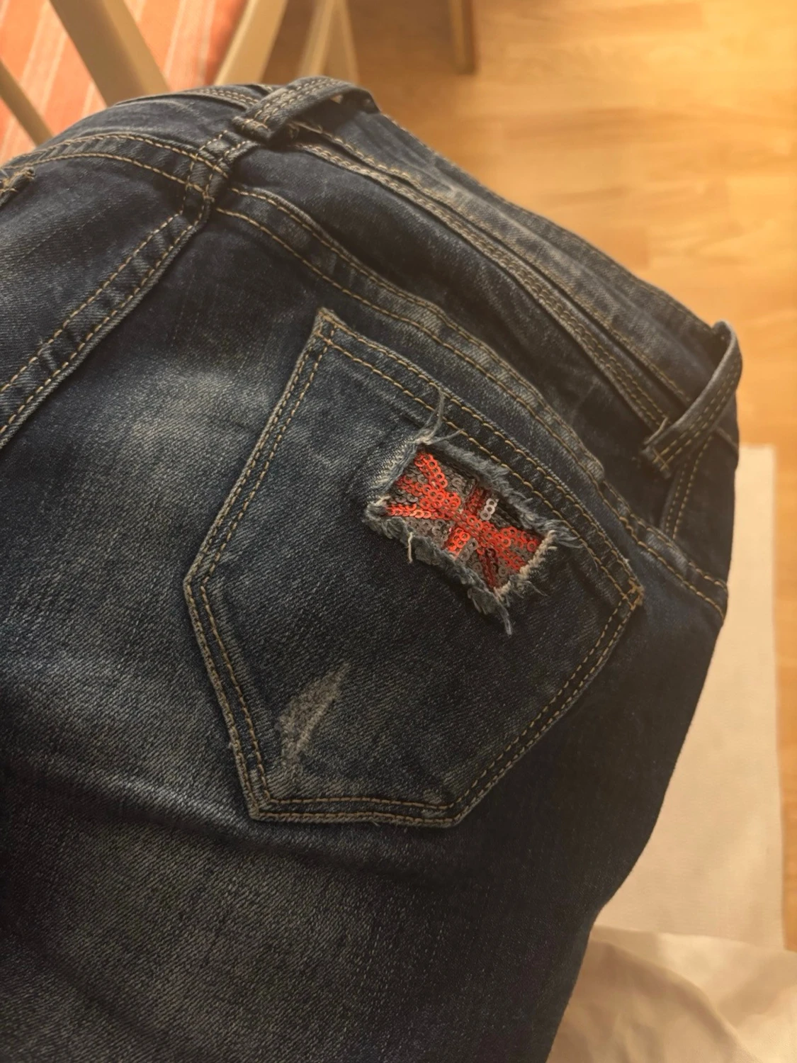 Blå slitna bootcut jeans - 4