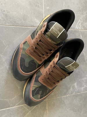 Valentino rockrunners i grön - Unika Gröna rockrunners med bruna detaljer, sparsamt använda utan tydligt slitage. Lite småsmutsiga just nu. Storlek 46 men passar 45 också. Priset går att förhandla
