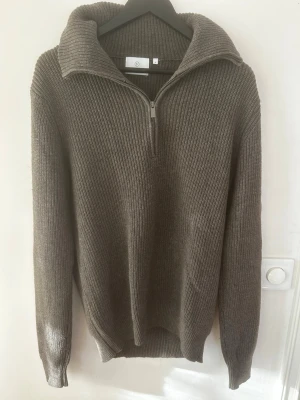 Stickad cardigan  - Stickad cardigan från bläck . Tröjan har ribbstickad struktur och långa ärmar, perfekt för lager-på-lager-stil. Storlek S men passar M.Passar dig som gillar en avslappnad och stilren look. Ny pris ca 899, aldrig använd, alltså helt ny. Hör av er vid frågor!