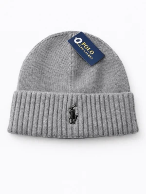 Grå ribbstickad mössa från Polo Ralph Lauren - Snygg grå mössa från Polo Ralph Lauren med ribbstickad uppvikt kant och broderad logga framtill. Klassisk och stilren design som passar perfekt till kalla dagar. Tillverkad i mjukt material för extra komfort.