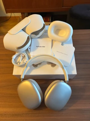 AirPods Max - Säljer mina fina AirPods Max då jag fick dubbla av samma i födelsedagspresent. Skriv för frågor Elle så! 