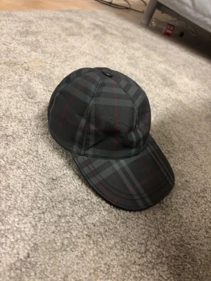 Burberry keps  - Svart burberry keps knappast använd. För fler bilder eller frågor så är det bara att skriva.