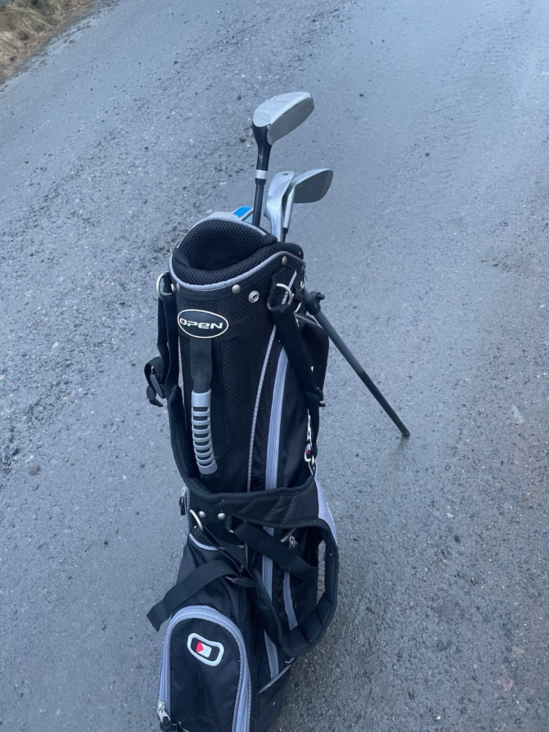 Golfbag med klubbor från Open - 1