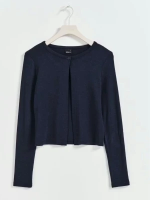 Mörkblå kofta med knapp - Stilren mörkblå kofta med rund halsringning och en enkel knapp framtill. Långärmad och i ett tunt, mjukt material som passar perfekt till lager-på-lager. Enkel att matcha med både jeans och kjol. Hör av dig vid frågor!🤍✨