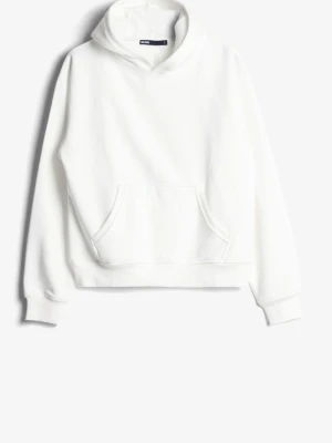 Vit hoodie - Vit hoodie från Bik Bok, storlek XS. Helt ny – aldrig använd. Klassisk och stilren design som fungerar både till vardag och mysiga dagar hemma. Snabb leverans möjlig. Passa på att fynda en nästan ny hoodie!🤍