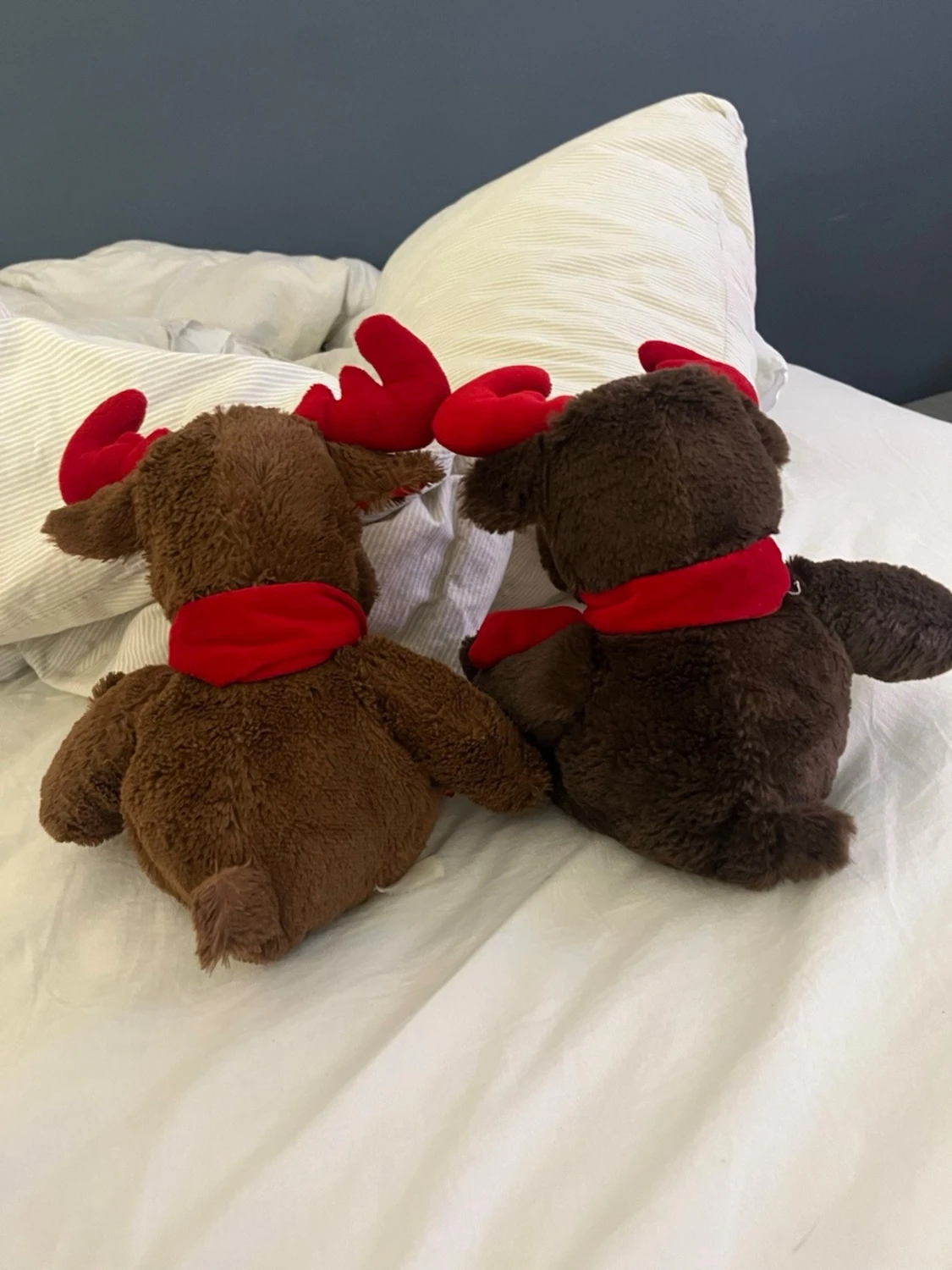 Två mjuka ren-gosedjur med röda detaljer - 1