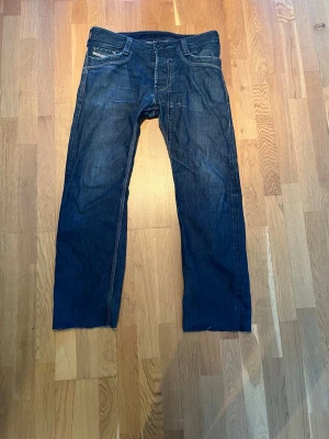 Mörkblå raka jeans - Snygga mörkblå jeans med rak passform och klassiska fem fickor. Jeansen har diskreta slitningar och kontrastsömmar. Perfekta för en avslappnad och stilren look. Materialet är denim i bomull. Nypris 1500