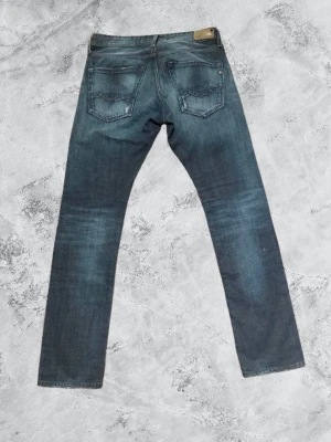 Mörkblå replay jeans - Snygga mörkblå jeans med slim fit och klassiska bakfickor. Jeansen har en diskret tvättad look och läderpatch vid linningen. Perfekta för dig som vill ha ett par cleana jeans! Som passa till allt! 