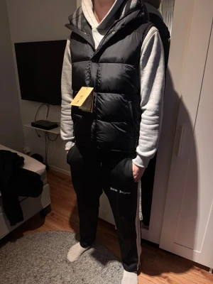 Burberry Väst / Jacka - Burberry väst eller jacka beroende på om man väljer att ha kvar ärmarna, perfekt nu till våren.         Modellen på bild 190cm, (Passar bäst 180-190cm) || Storlek L || Pris 1499kr ||