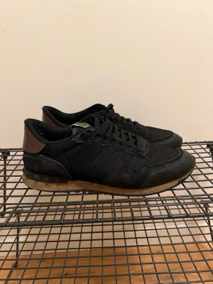 Valentino Rockrunner - Rockrunner storlek 42,5. Box och allt finns. (All og). Fint skick bortsett från ( se sista bilden ).