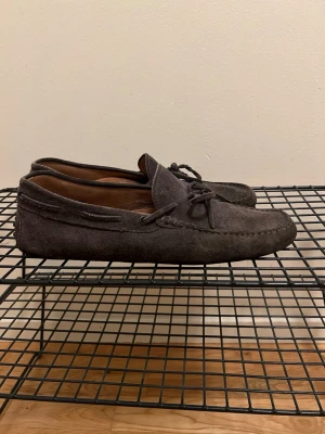 Tods Loafers - Tods loafers storlek 43. I mocka