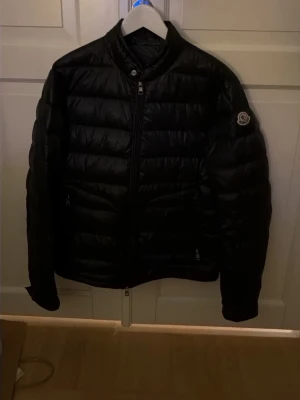 Moncler acuros (kvitto finns på befrågan - Tjena! Säljer denna Moncler jacka då den inte kommer till användning längre. Den har använts skonsamt och har inga defekter. Köpte den på Nk för 4-5 år sedan och kvitto finns kvar. Skriv vid minsta lilla fråga.