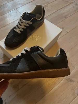 Maison Margiela Gats  - Svarta Maison Margiela Skor i storlek 43.                     Priset är inte fast                                                            Kom privat för minsta fundering 