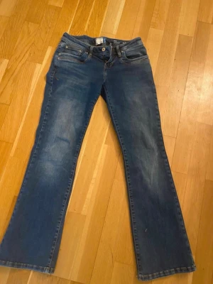 Ltb jeans - Snygga blå bootcut jeans med klassiska kontrastsömmar och femficksdesign. Jeansen har en lätt tvättad look och detaljerade bakfickor med broderi. Perfekta för en avslappnad och trendig stil. Jeansen är även inte använda så många gånger💞💞