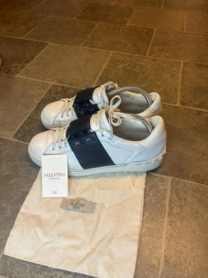 Valentino Opens | 41 - Valentino Opens i storlek 41 | Skicket är bra, defekter syns  | Dustbag skickas med samt valentino kortet 🤝 Äkta