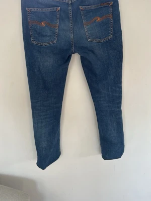 Nudie jeans  - Tjoo säljer ett schysst par nudie jeans i modellen lean Dean storlek w30 L30. Är ett jätte litet håll på baksidan av benet som inte syns något. 